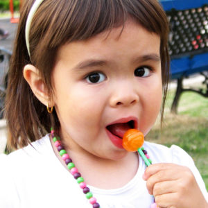 girl-eating-lollipop